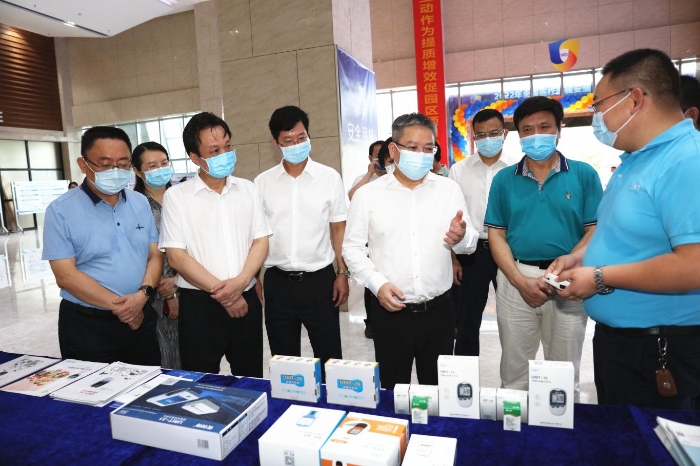 图为与会领导巡展(蓝必贤摄)