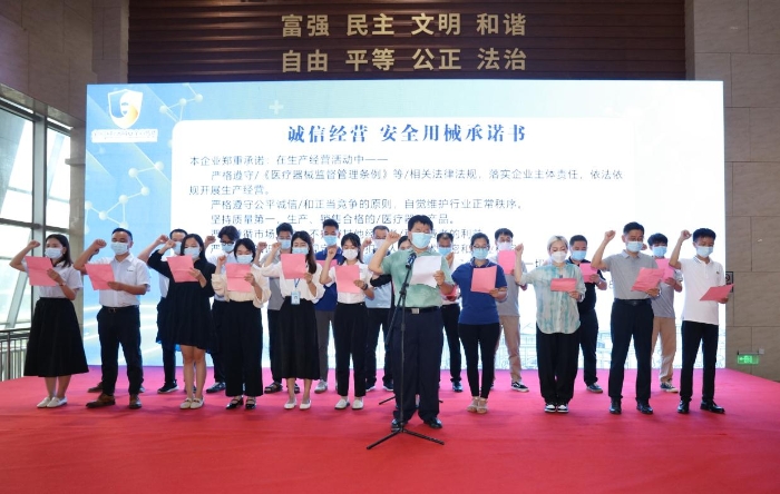 图为企业代表宣读诚信经营承诺书(蓝必贤摄)
